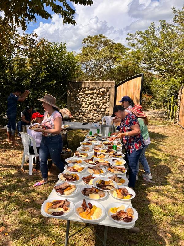 Mesa servida al aire libre