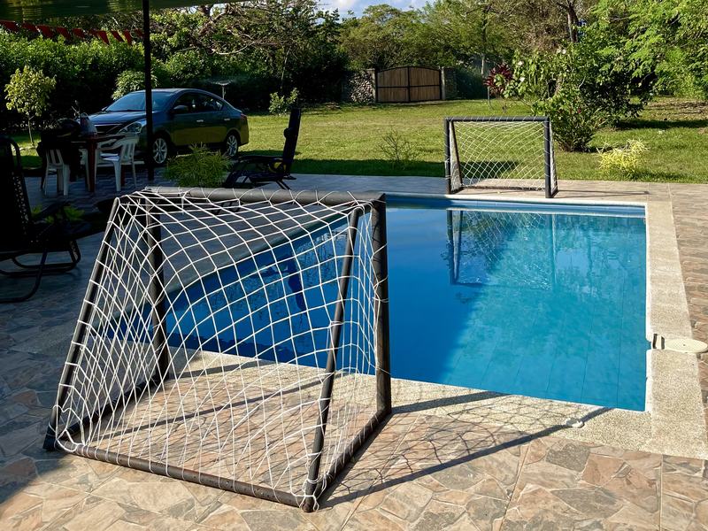 Arco de mini fútbol en la piscina
