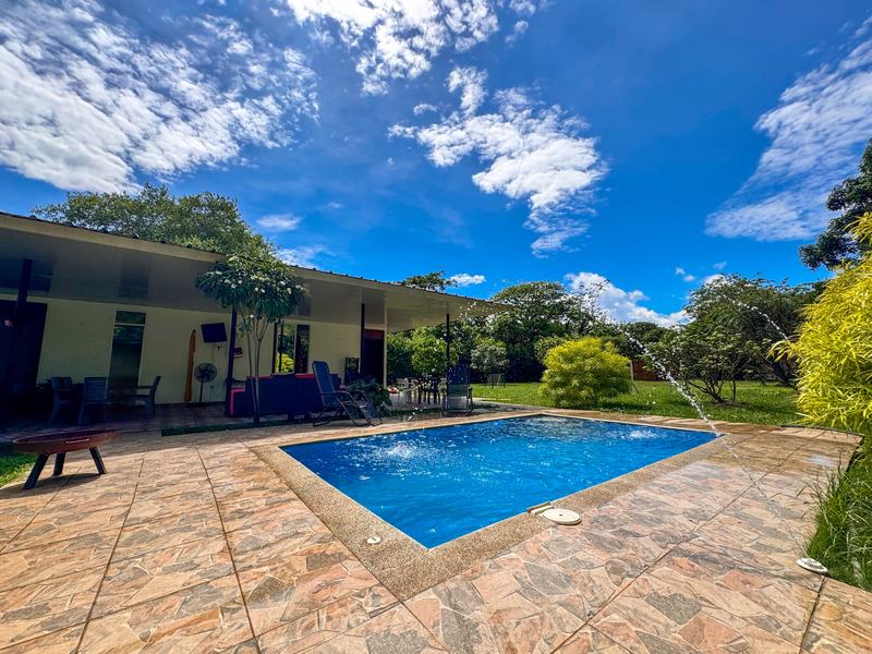 Piscina y cabaña